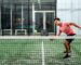 ragazzo con in mano una racchetta che gioca a padel